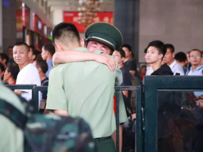 致敬军魂：龚俊、杨洋、刘雨昕共筑青春礼赞