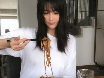 张馨予晚餐独享虫子美食，挑战味蕾新境界