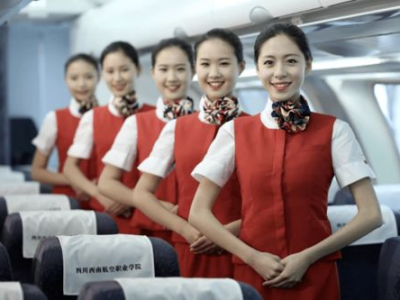 空乘紧急撤离：先脱丝袜的生存智慧